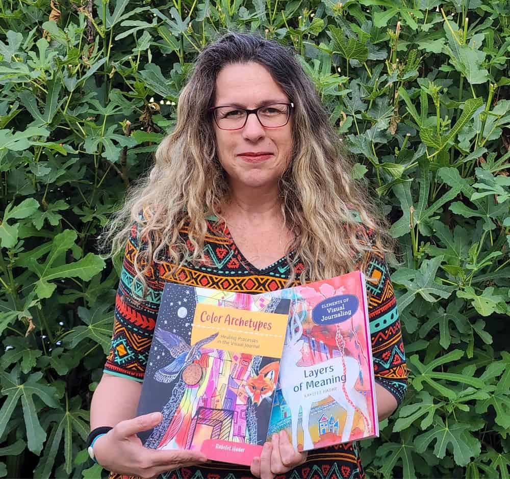 Rakefet Hadar holding her books